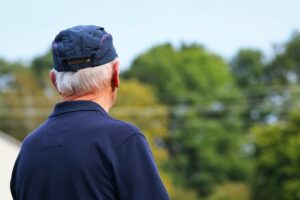 Senior im Alltag – älterer Mann von hinten im Freien 